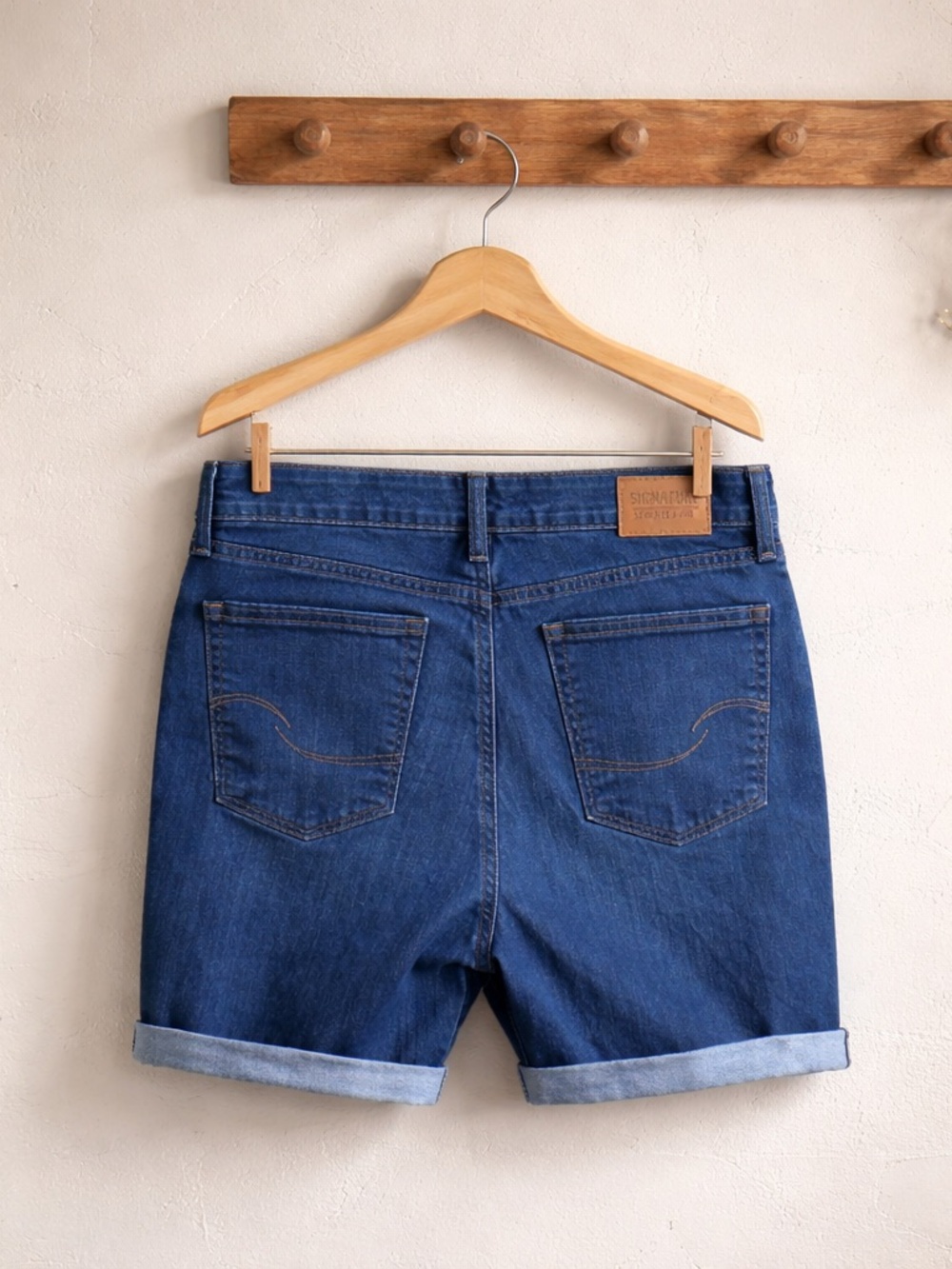 Levi's Dark Bermuda Blue Rolled-Cuff Jean Shorts Size 16 - Picture 2 of 5